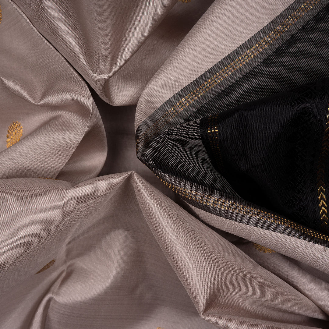 Clouseup of  Handwoven Kanjivaram silk Saree