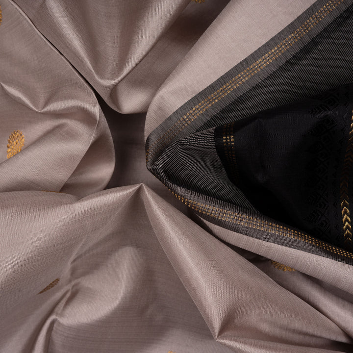 Clouseup of  Handwoven Kanjivaram silk Saree