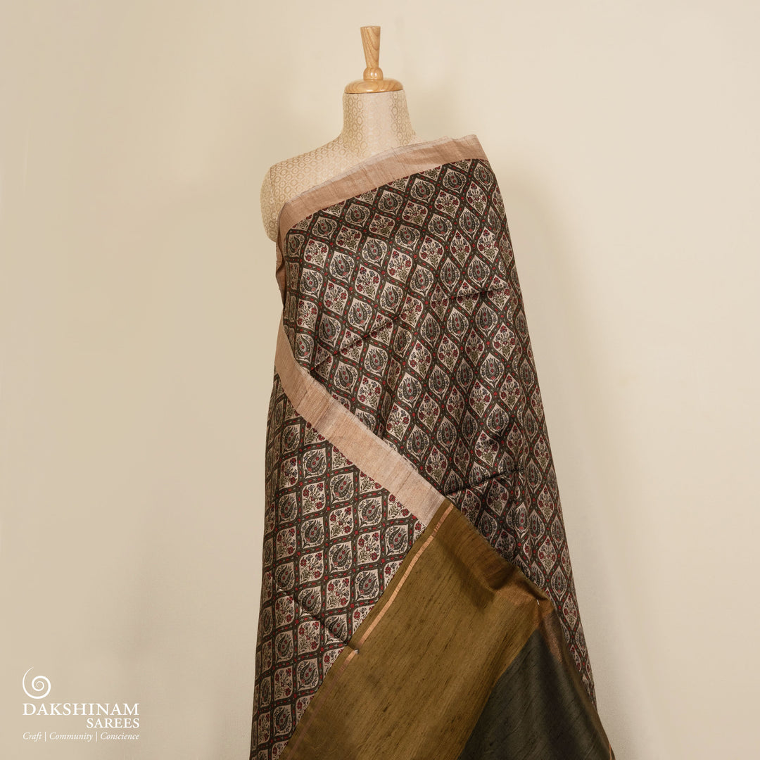 Pleats/body of Handwoven offwhite Tussar silk Saree